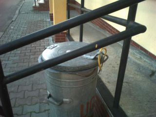 Można i tak ;-) – w Dobrem na postoju przy urzędzie gminy